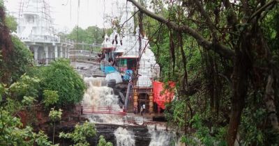 CG : झमाझम बारिश से जतमई का वाटरफॉल हुआ गुलजार, सैलानियों की लग रही भीड़