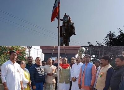 राष्ट्रीय ध्वज के सम्मान में बड़ी लापरवाही, भाजपा पार्षद ने फहराया उल्टा तिरंगा… राष्ट्रीय ध्वज के सम्मान में बड़ी लापरवाही, भाजपा पार्षद ने फहराया उल्टा तिरंगा…