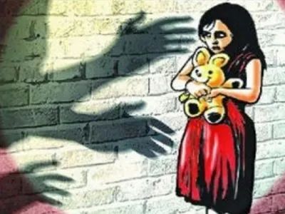 चाचा बना हैवान…, 4 साल की बच्ची के साथ किया रेप, लोगों ने थाने के बाहर किया हंगामा चाचा बना हैवान…, 4 साल की बच्ची के साथ किया रेप, लोगों ने थाने के बाहर किया हंगामा