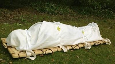 डॉक्टरों ने महिला को घोषित कर दिया मृत, अंतिम संस्कार के लिए ले जाते वक्त हो गई जिंदा, जानिए कैसे हुआ ये चमत्कार&hellip;