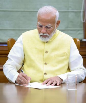 शपथ लेने के दूसरे दिन ही पीएम मोदी का किसानों को लेकर बड़ा फैसला...जारी की किसान सम्मान निधि की 17वीं किश्त शपथ लेने के दूसरे दिन ही पीएम मोदी का किसानों को लेकर बड़ा फैसला...जारी की किसान सम्मान निधि की 17वीं किश्त