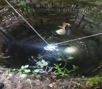 दिल दहला देने वाली घटना, 9 साल की नाबालिग बच्ची को कुएं में फेंका, पत्थर बरसाने से हुई मौत दिल दहला देने वाली घटना, 9 साल की नाबालिग बच्ची को कुएं में फेंका, पत्थर बरसाने से हुई मौत