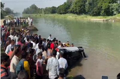 दशहरा के दिन बड़ा हादसा, नहर में गिरी कार, एक ही परिवार के 8 लोगों की मौत दशहरा के दिन बड़ा हादसा, नहर में गिरी कार, एक ही परिवार के 8 लोगों की मौत