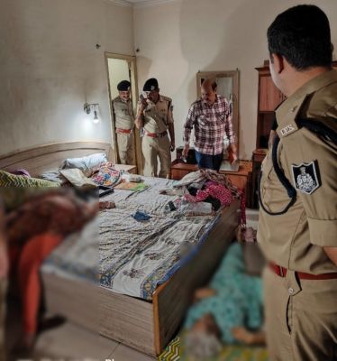 डबल मर्डर से सनसनी: मां-बेटी की फ्लैट के अंदर इस हालत में मिली लाश डबल मर्डर से सनसनी: मां-बेटी की फ्लैट के अंदर इस हालत में मिली लाश