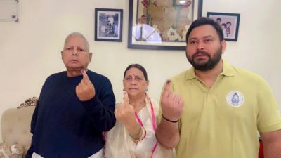 Bihar Assembly Elections 2025 : पूर्व सीएम लालू यादव ने सपरिवार डाला वोट, बोले &ndash; तवा से रोटी पलटती रहनी चाहिए नहीं तो जल जाएगी